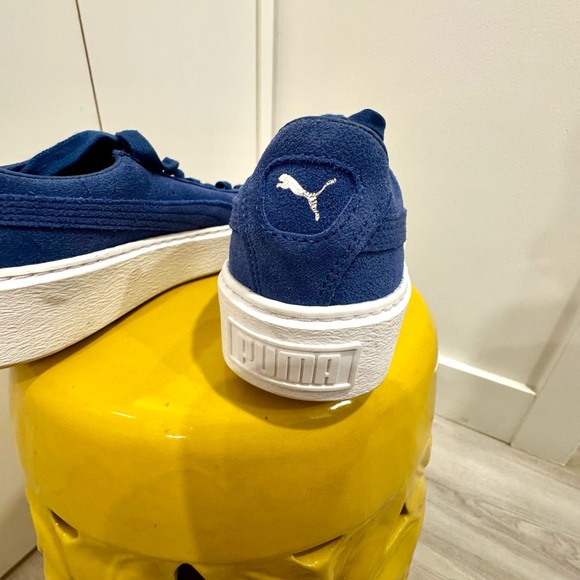 Puma Women’s classic blue suede shoes size 71/2 CDN - Picture 2 of 4